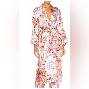 LIKE NEW- ALEXIS GEORGINA SATIN KIMONO W/ TIE FRONT- POCKETS AT SIDE- SIZE L